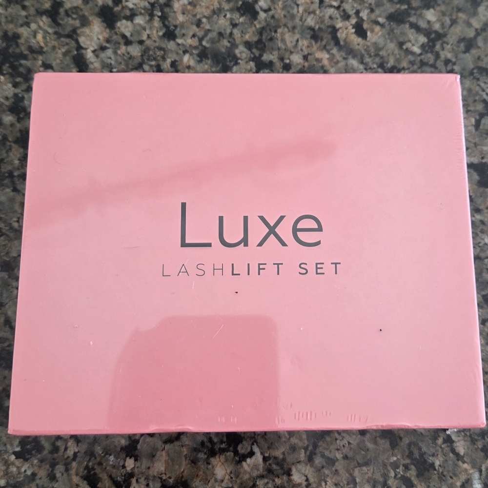 BNIB Luxe Lash Lift Set in Pink